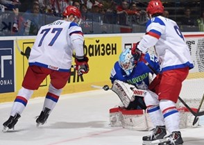 OSTRAVA, CZECH REPUBLIC - MAY 3: Slovenia's Luka Gracnar #40 tracks a bouncing puck with Russia's Anton Belov #77 and Artemi Panarin #9 in front during preliminary round action at the 2015 IIHF Ice Hockey World Championship. (Photo by Richard Wolowicz/HHOF-IIHF Images)

